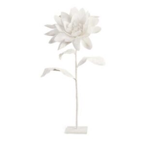 Flor branca com pé em madeira