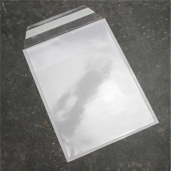 Bolsa A4 de base autocolante tipo envelope em PVC transparente de 150 microns e pala com tira bi-adesiva